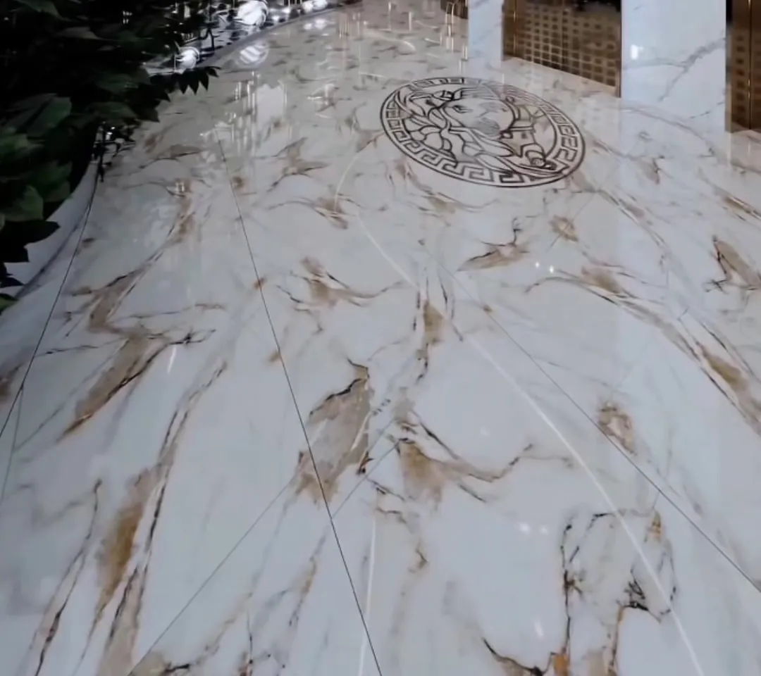 Piso em mármore com mosaico Medusa Versace