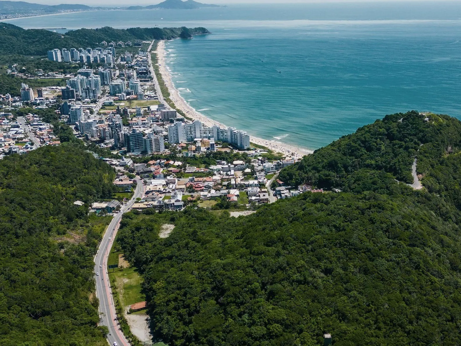 Praia Brava vista do alto, com a mata e o mar