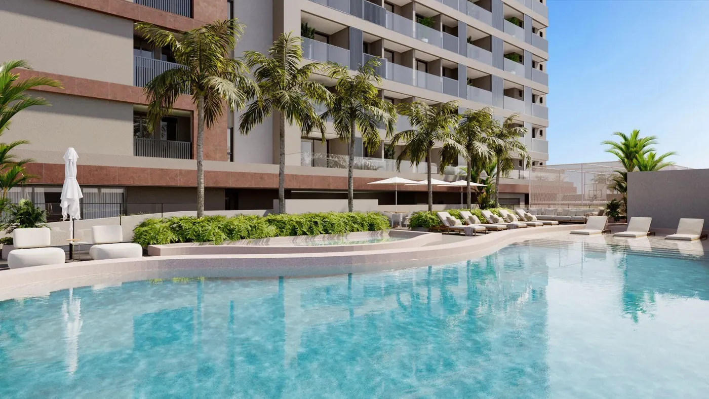 Piscina e deck do Brava Living entre palmeiras